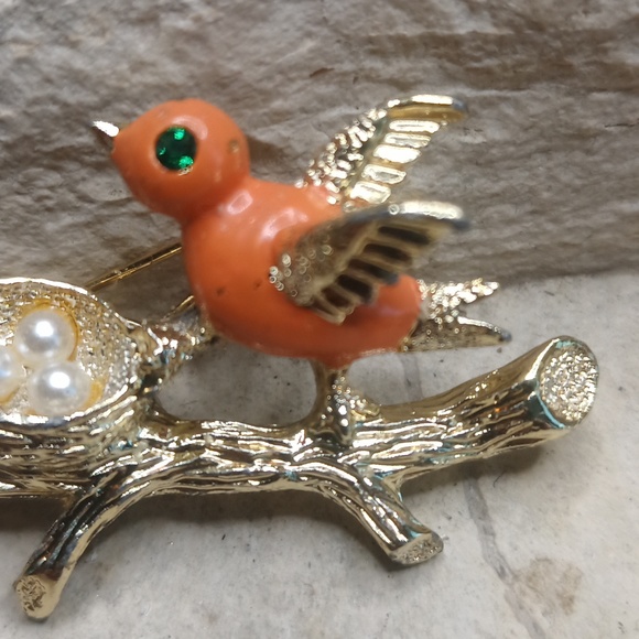 Vintage Brooch Gold tone orange bird on a branch with egg nest - Picture 4 of 8